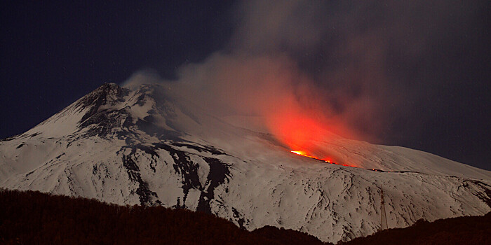Потоки лавы от вулкана Этна столкнулись со снегом