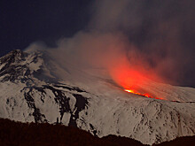 Потоки лавы от вулкана Этна столкнулись со снегом