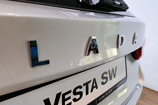 Безумие: новую Lada Vesta дилеры продают за 3 млн рублей