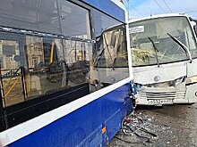 Пассажирский автобус врезался в троллейбус в Хабаровске