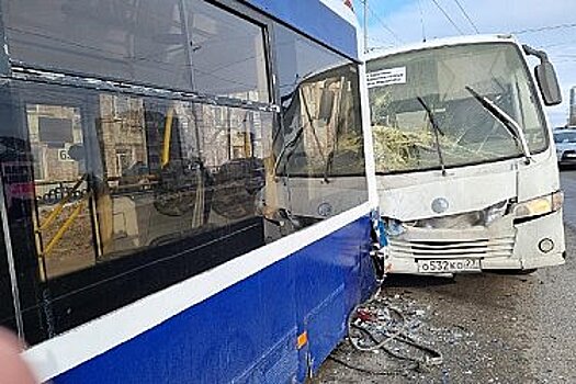 Пассажирский автобус врезался в троллейбус в Хабаровске