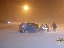 На Сахалине мужчина двое суток жил в застрявшей в снегу машине