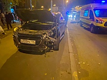 Машина врезалась в остановку в Екатеринбурге, погибли два человека