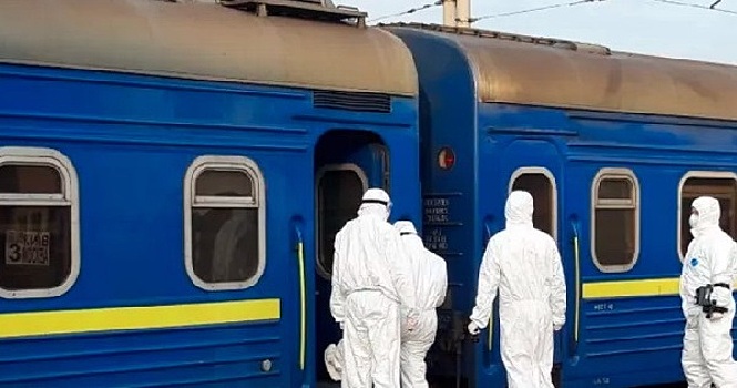 В Сети появилось видео, как в Киеве встречали «чумной поезд» из Москвы (ВИДЕО 18+)