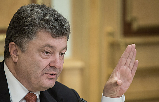 Порошенко поручил усилить охрану дипмиссий на Украине после обстрела консульства Польши