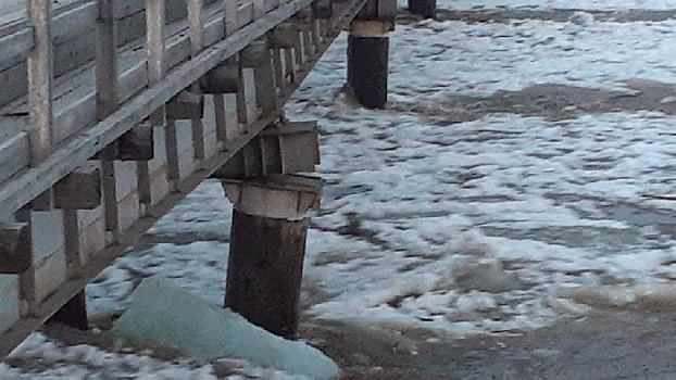 В Сети опубликовали видео, на котором льдины повредили мост через реку Селемджу