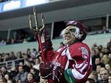 Хоккеисты рижского "Динамо" разбили стекло во время тренировки