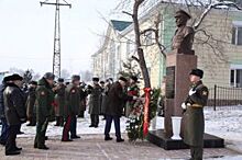 В Уяре на пожертвования жителей установили памятник маршалу артиллерии края