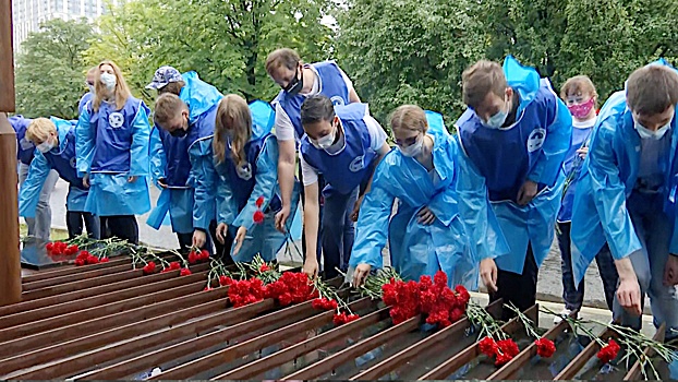 «Волонтеры Победы» возложили цветы к памятнику Сыновьям и Дочерям Словении в Москве