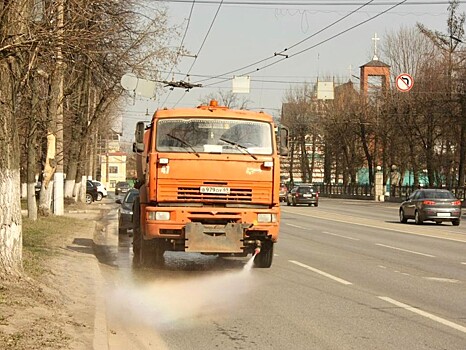 В Твери поливомоечные машины борются с пылью