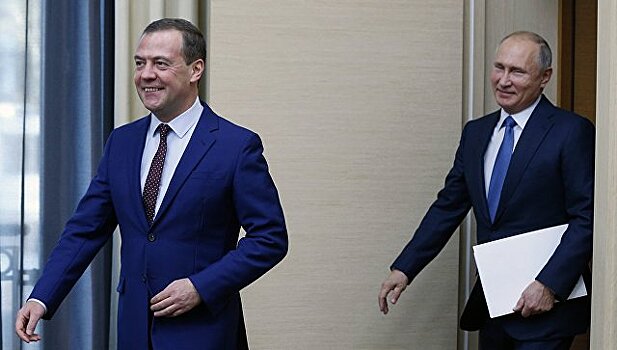 Песков прокомментировал отсутствие Путина и Медведева