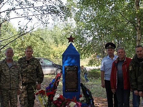На берегу озера Сиг установили стелу в память о сбитом и затонувшем военном самолёте-транспортнике