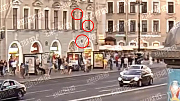 ВИДЕО: Кусок лепнины отвалился на Невском проспекте на людей