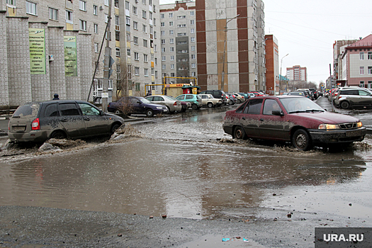 В Сургуте затопило дорогу из-за коммунального ЧП