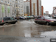 В Сургуте затопило дорогу из-за коммунального ЧП