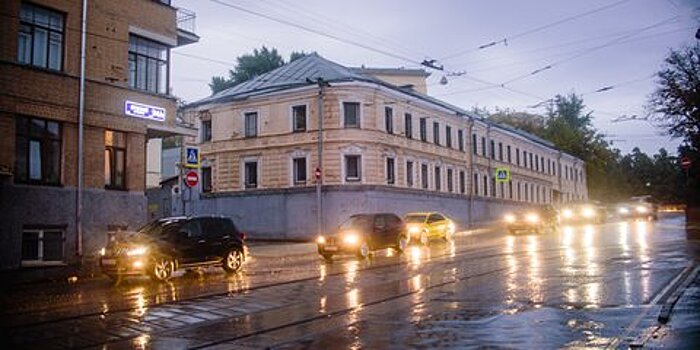 Москвичам посоветовали отказаться от поездок на личных автомобилях из-за грозы