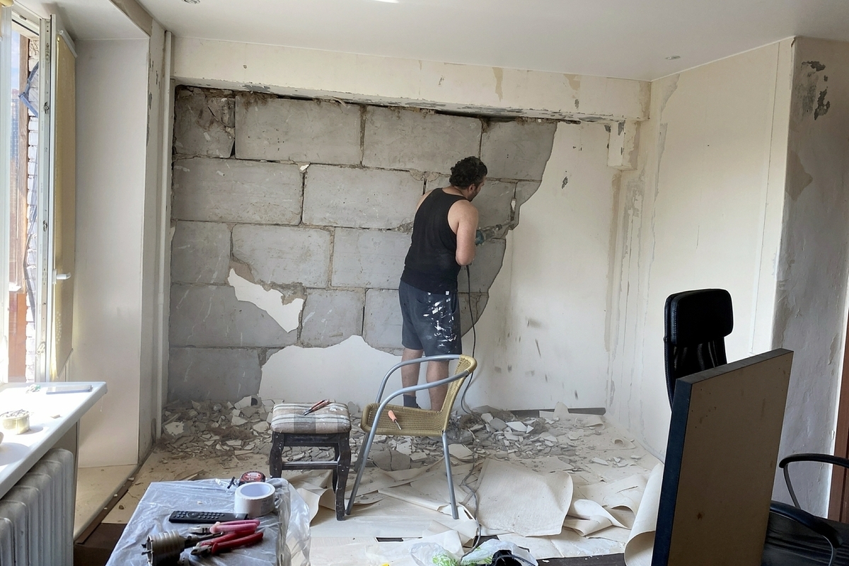 Мужчина покончил с собой в квартире, в которой делал ремонт