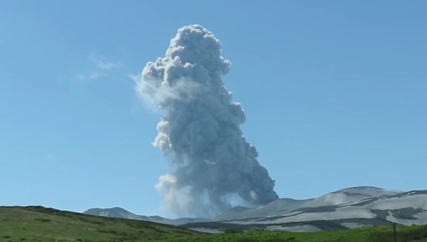 Курильский вулкан Эбеко выбросил мощный столб пепла