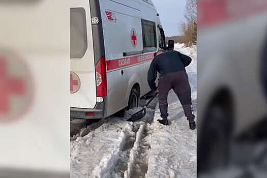 В Новосибирске автомобиль "скорой" с тяжелым пациентом застрял в снегу