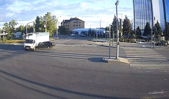 Появилось видео столкновения легковушки с грузовиком в Волгограде