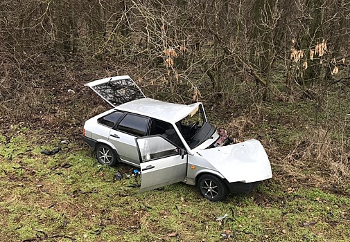 Водитель легковушки выехал на встречку и врезался в КАМАЗ