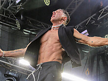 Известный певец оголился на камеру и призвал коллег чаще раздеваться