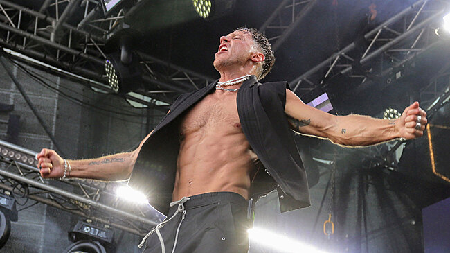 Известный певец оголился на камеру и призвал коллег чаще раздеваться