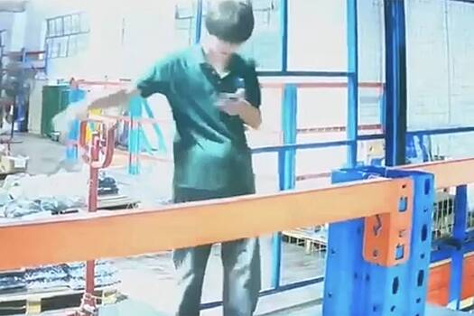 Увлекшийся телефоном рабочий зашел в пустую шахту лифта и упал