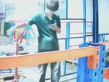 Увлекшийся телефоном рабочий зашел в пустую шахту лифта и упал