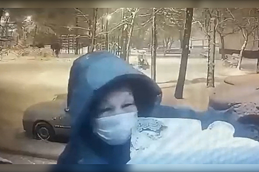 Женщина в Москве подкинула новорожденного в подъезд и попала на видео