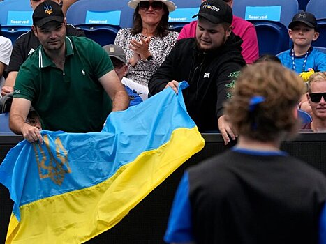 Болельщики с флагом Украины оскорбили российского теннисиста на матче Australian Open