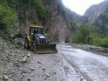 На федеральной трассе на въезде в Сочи ликвидировали последствия камнепада