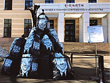 Перед «Эрартой» появилась музыкальная инсталляция из мусорных мешков