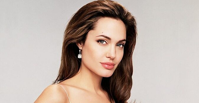 Именно ей обязана красотой Анджелина Джоли: как выглядела мать знаменитой актрисы?