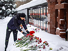 Игроки и тренеры «Салавата» возложили цветы к мемориалу ХК «Локомотив»