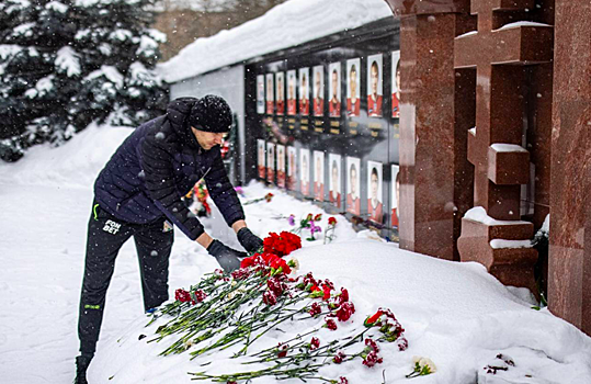 Игроки и тренеры «Салавата» возложили цветы к мемориалу ХК «Локомотив»