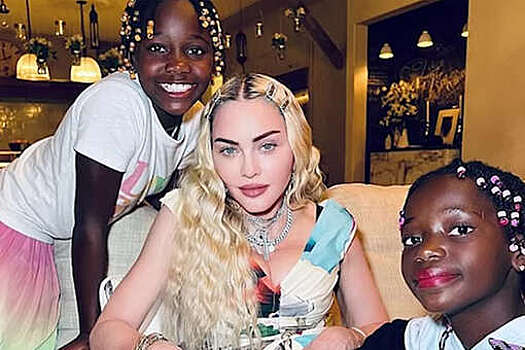 Мадонна опубликовала архивные фото с дочерьми-близняшками