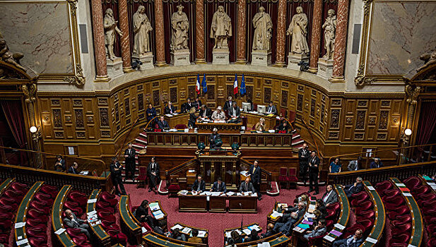 Франция больше не любит Макрона: президент проиграл выборы в сенат