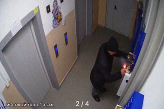 В Хабаровске мужчина устроил фейерверк в подъезде жилого дома