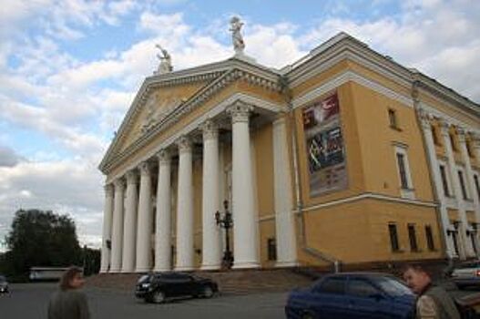 У Челябинского театра оперы и балета заменят крыльцо и облицуют цоколь