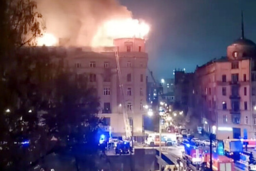 В Санкт-Петербурге загорелась мансарда жилого дома