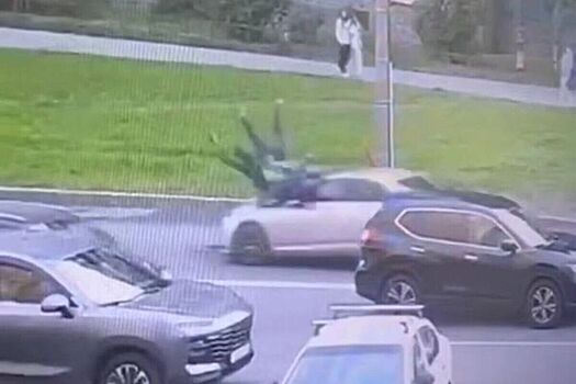 В российском городе мать с двумя детьми попали под колеса автомобиля