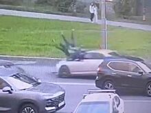 В российском городе мать с двумя детьми попали под колеса автомобиля