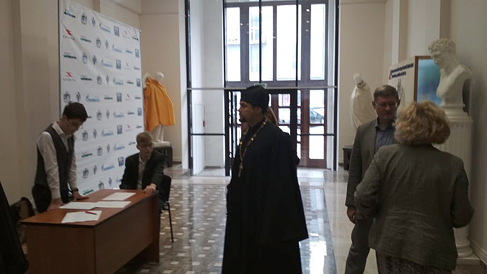 Сибирский университет прикрыл обнаженные статуи для приезжих священников