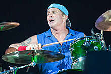 Барабанщик Red Hot Chili Peppers сыграл 2 песни AC/DC для 17 гостей австралийского бара