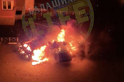Появилось видео, как в Балашихе неизвестные сожгли четыре автомобиля на парковке