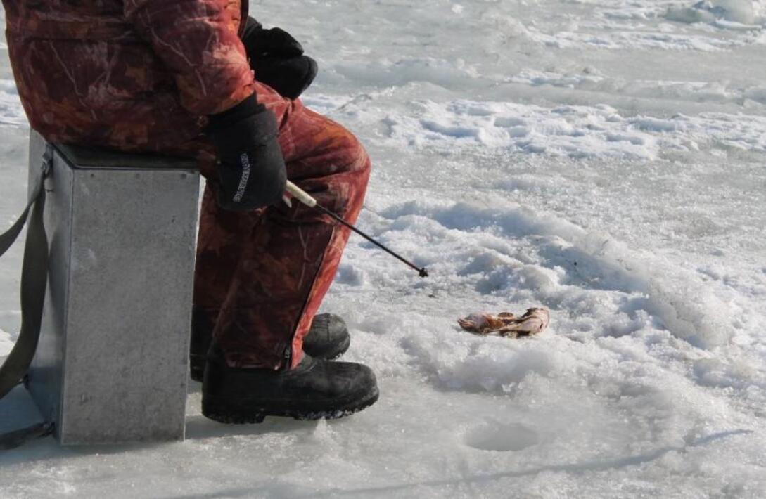 Без улова. Рыбаки на льду. Рыбак зимой. Зимняя рыбалка на льду. Первый лед рыбалка.