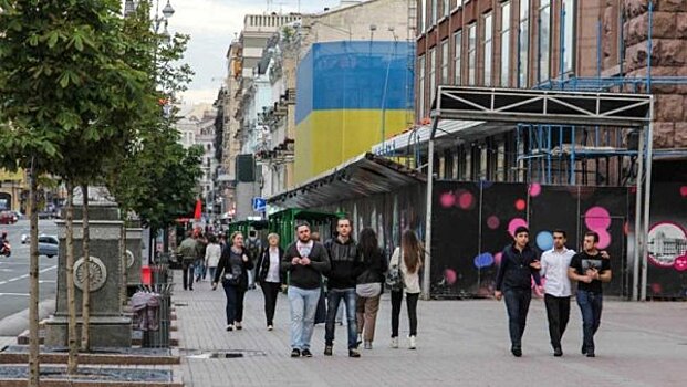 Каждый третий украинец хотел бы навсегда покинуть свою страну