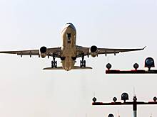 Самолет с пассажирами на борту экстренно сел через час после вылета из-за неисправности