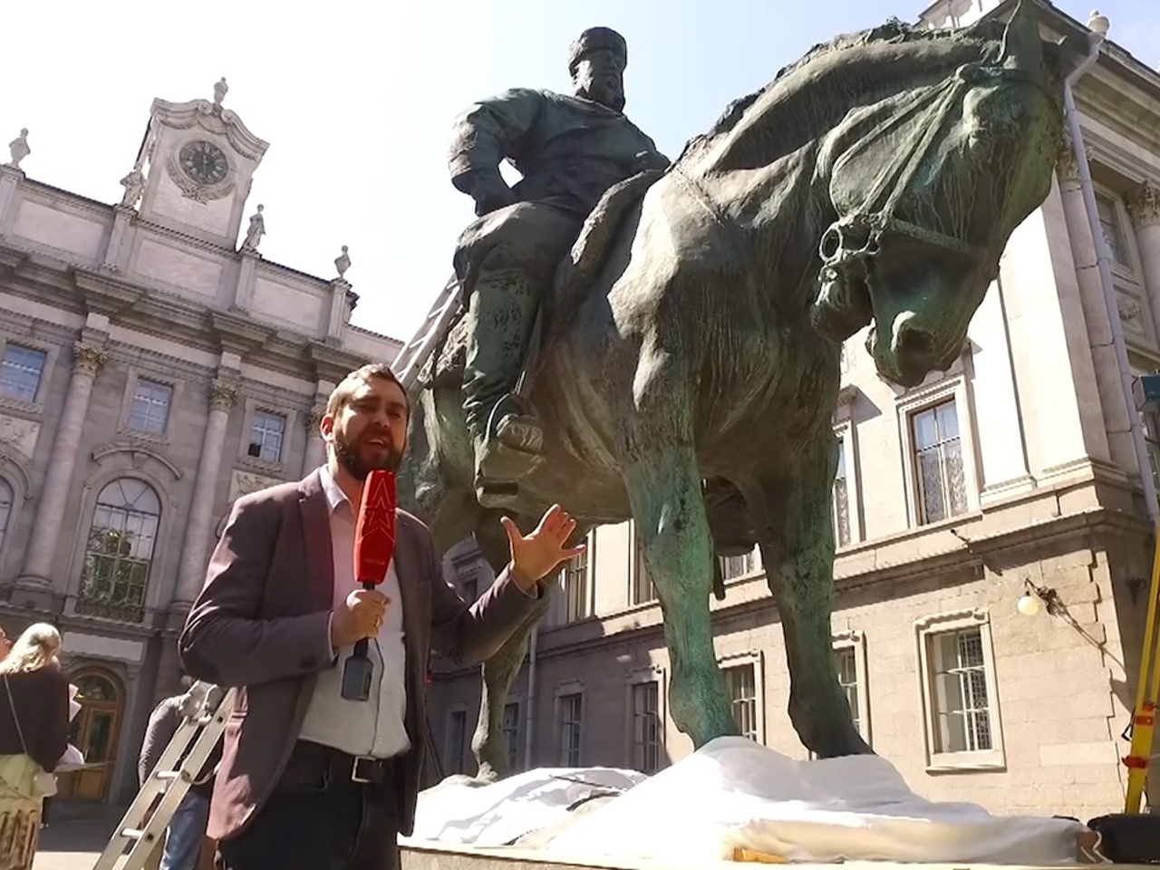 Комод на комоде бегемот на бегемоте обормот. Площадь восстания и памятник александру. На горе стоит комод на комоде бегемот. Комод бегемот обормот. Памятник александру iii санкт-петербург на площади восстания.